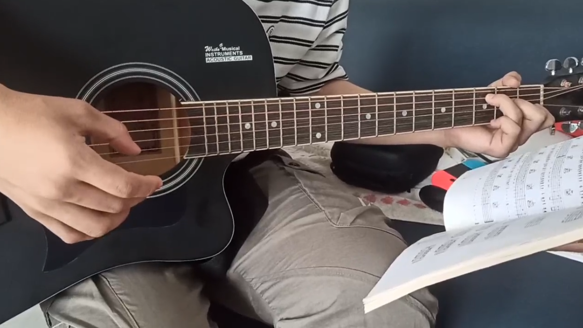 试图驯服吉他的某群友